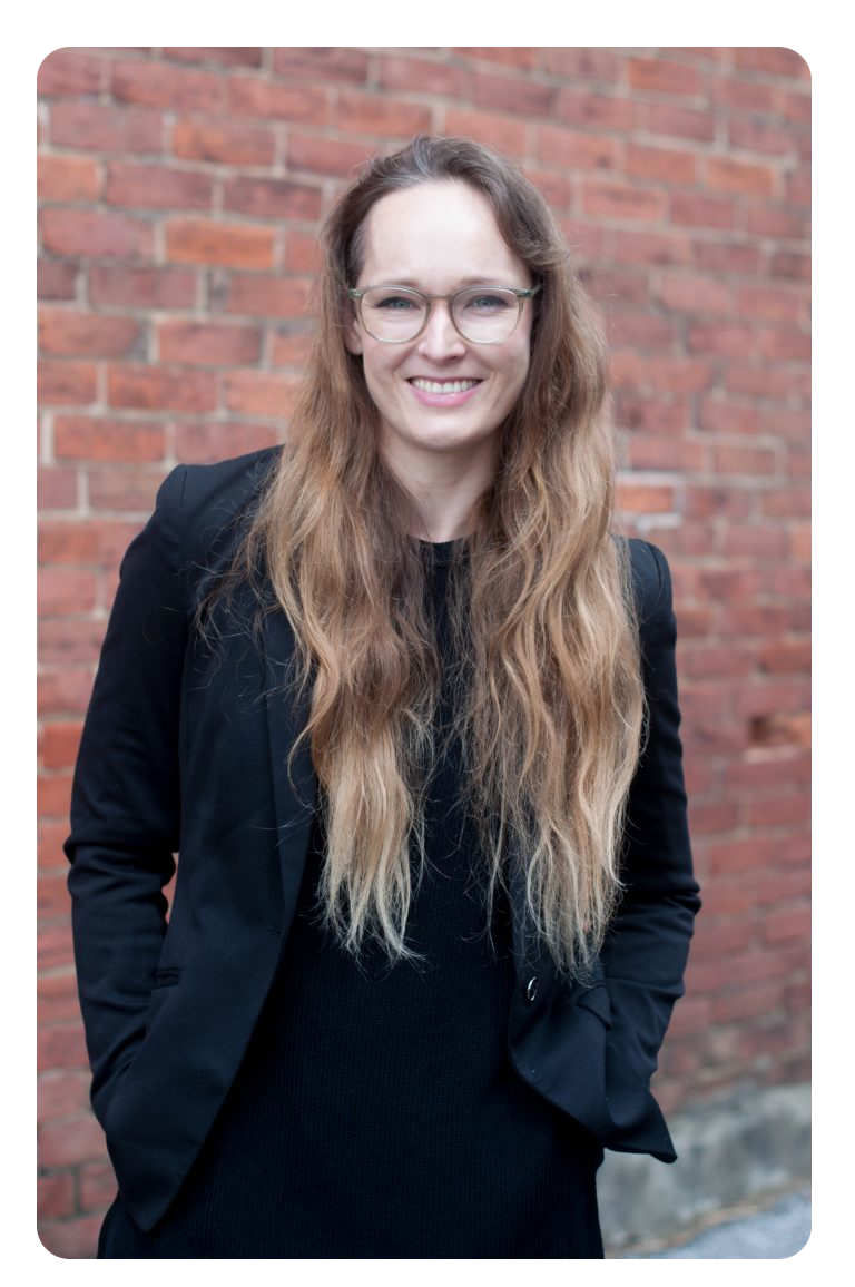 Victoria-Howarth-wearing-black-dress-smiling